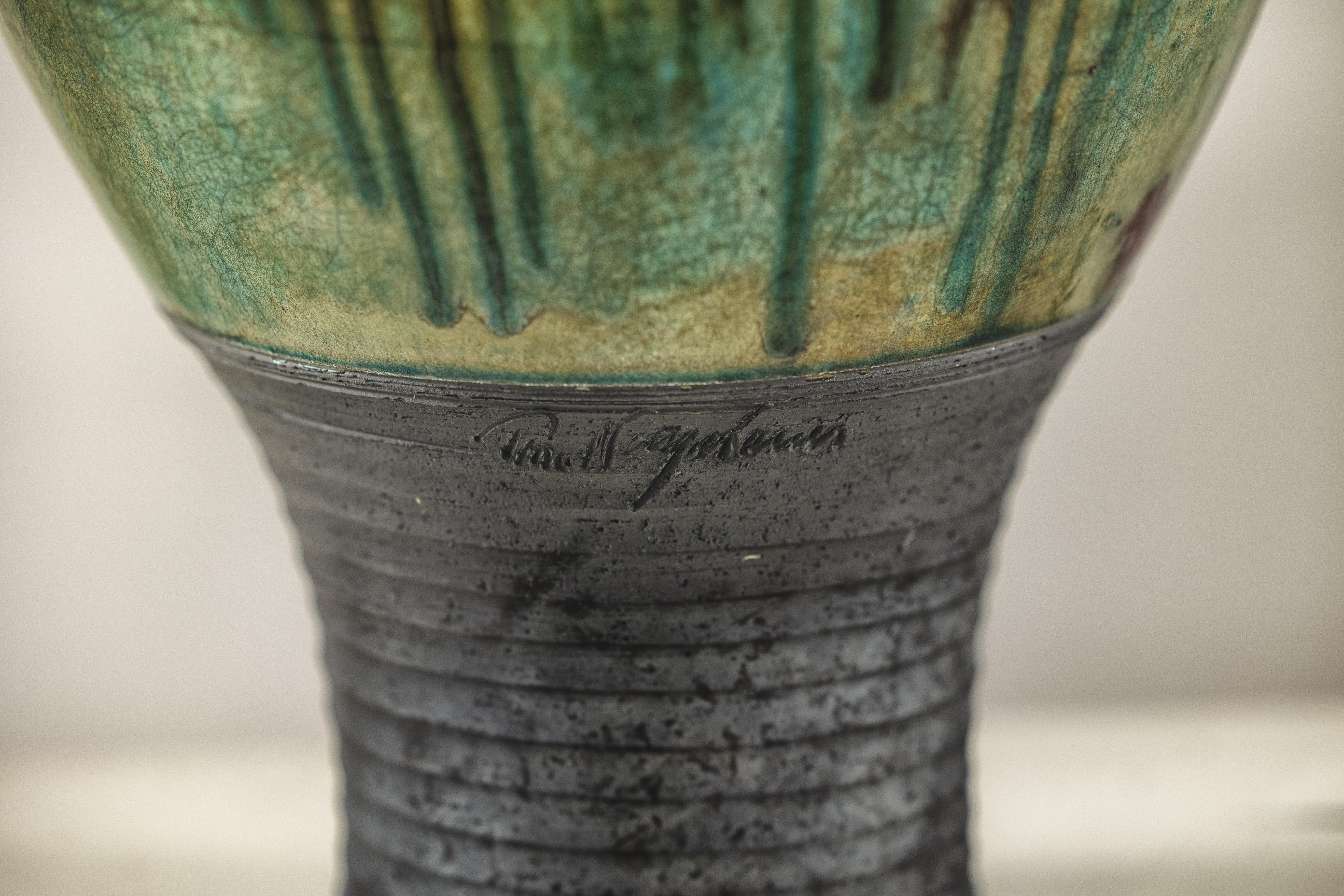Vaso da studio marrone-verdastro con ventre arrotondato e base affusolata, firmato in vendita 1