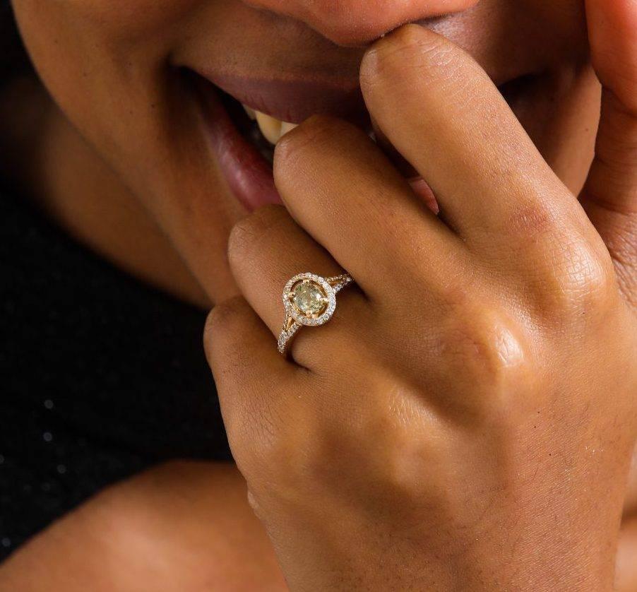 Détails du produit :

• Fabriqué sur commande

• Or Kt : 14kt

• Couleurs d'or disponibles : Or Rose, Or Jaune, Or Blanc

• Diamant latéral rond naturel de 0,35ct

• 0,73ct  Diamant naturel de couleur jaune ovale verdâtre

• Couleur et pureté du