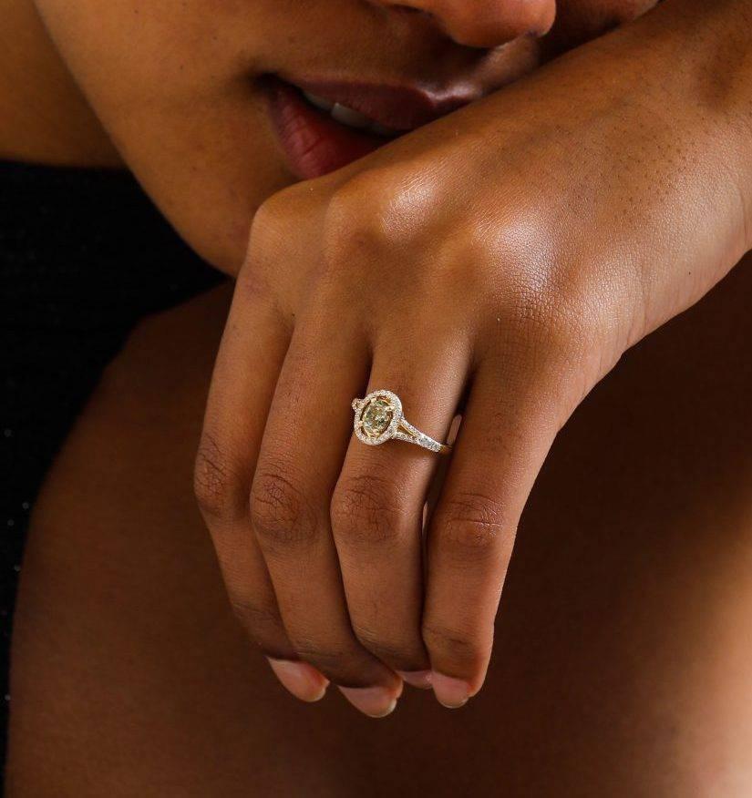 Moderne Bague fantaisie jaune verdâtre de 1,08 carat en vente