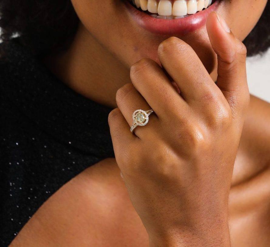 Taille ronde Bague fantaisie jaune verdâtre de 1,08 carat en vente