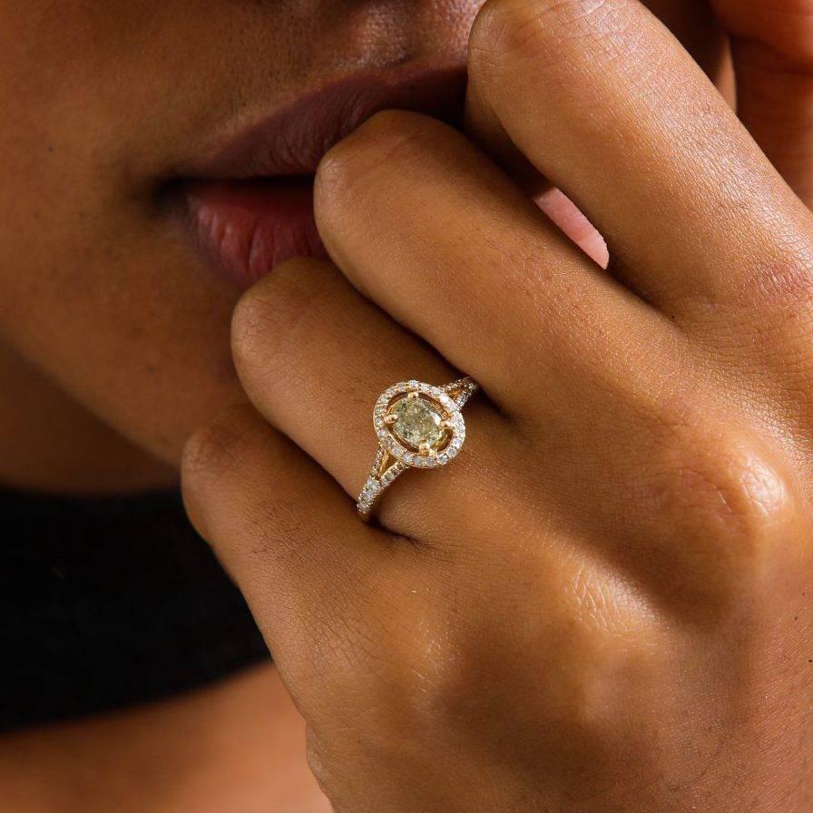Bague fantaisie jaune verdâtre de 1,08 carat Pour femmes en vente
