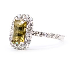 Anillo de platino con zafiro amarillo verdoso y halo de diamantes - GIA 2235324407