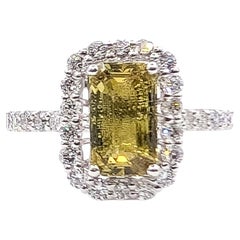 Anillo de platino con zafiro amarillo verdoso y halo de diamantes - GIA 2235324407