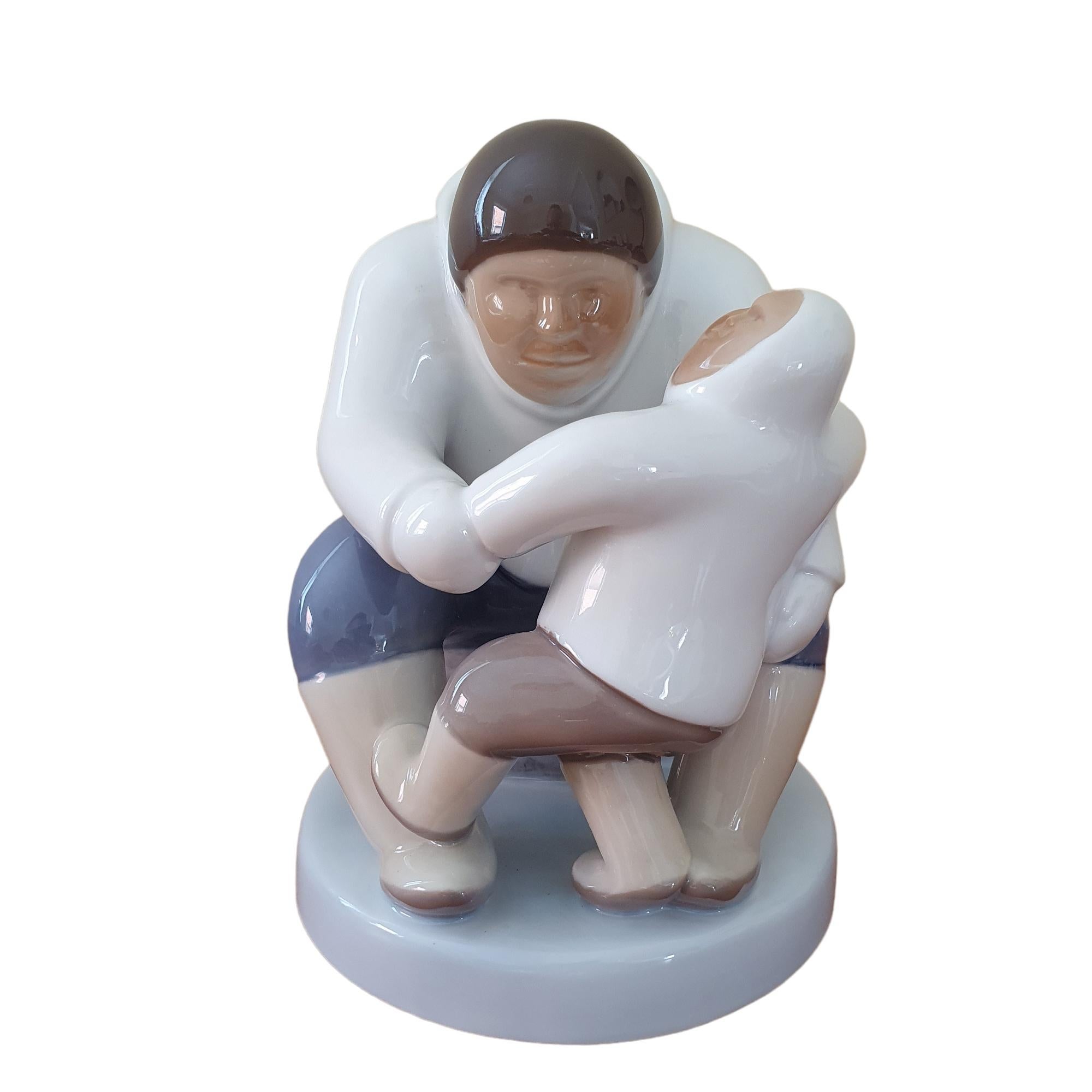 Greenlandic Parent and Child Porcelain Figurine In Good Condition For Sale In Brønshøj, DK