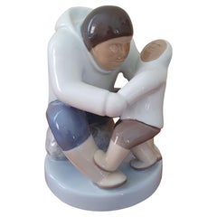 Figurita de porcelana groenlandesa de padre e hijo