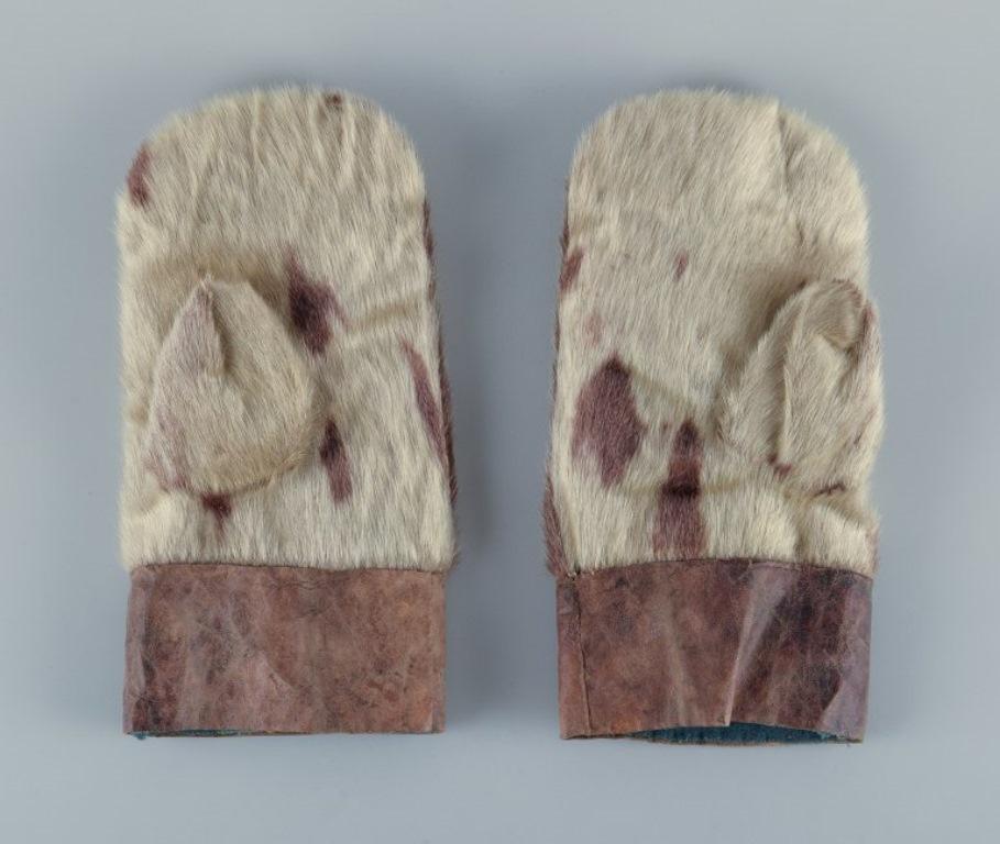 Greenlandica, a pair of mittens in fur. Greenlandica craftsmanship.
Hand-sewn.
Approximately from the 1970s.
In excellent condition.
Dimensions: L 27.0 cm x W 14.0 cm.