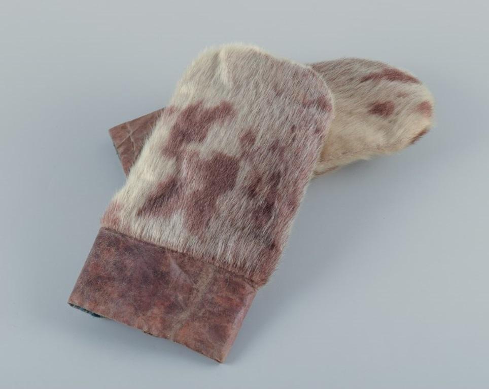 Greenlandica, a pair of mittens in fur. Greenlandica craftsmanship. Hand-sewn. In Excellent Condition For Sale In Copenhagen, DK