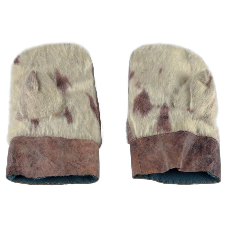 Greenlandica, une paire de bonnets en fourrure Artisanat groenlandais. Cousu à la main. en vente