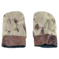 Greenlandica, a pair of mittens in fur. Greenlandica craftsmanship. Hand-sewn.