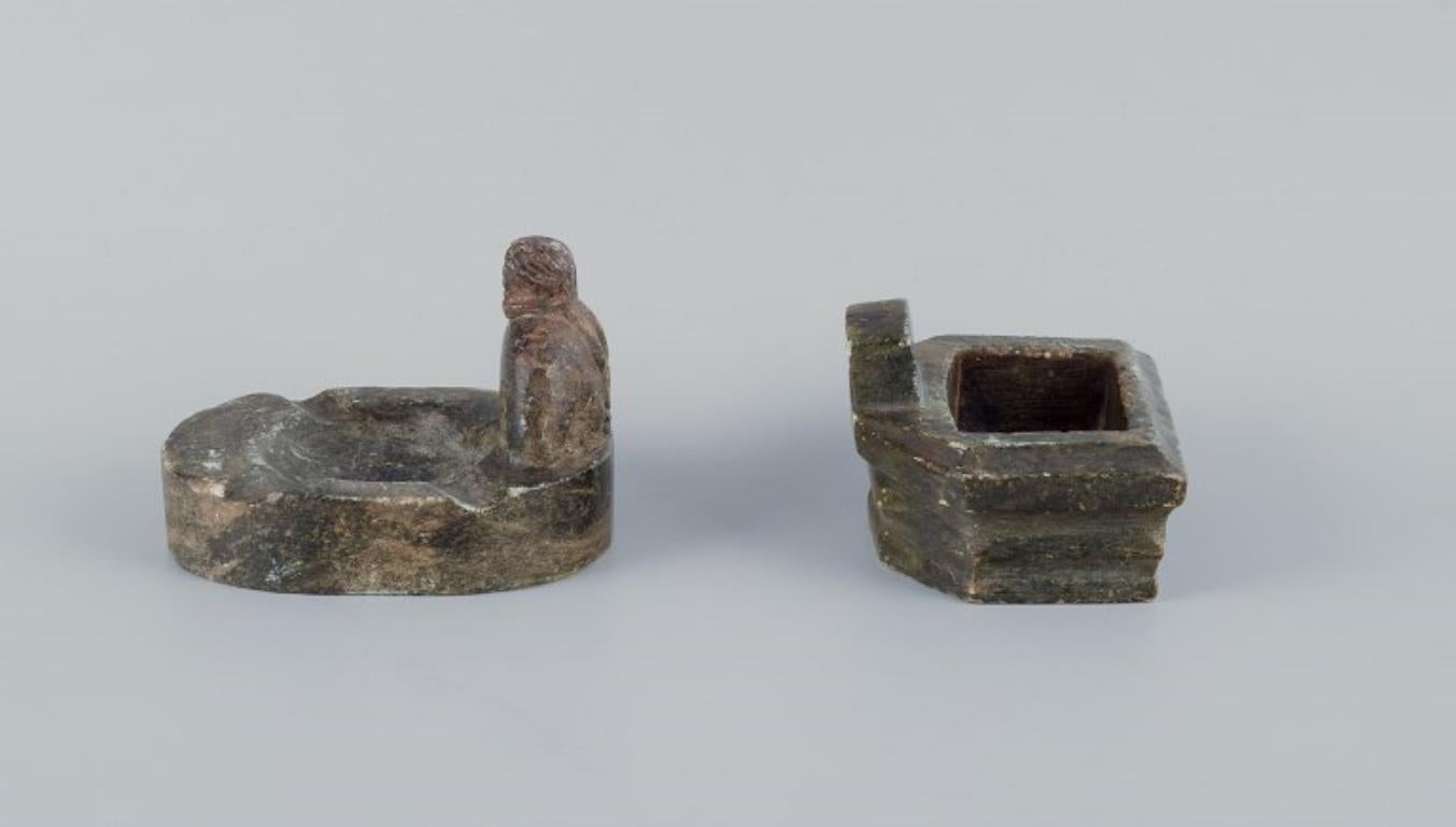 Greenlandica, cendrier et récipient en pierre ollaire.
Années 1970/80.
En très bon état avec des signes d'utilisation.
Cendrier : L 11.0 cm x H 8.0 cm.

La stéatite est une roche métamorphique composée essentiellement de talc.