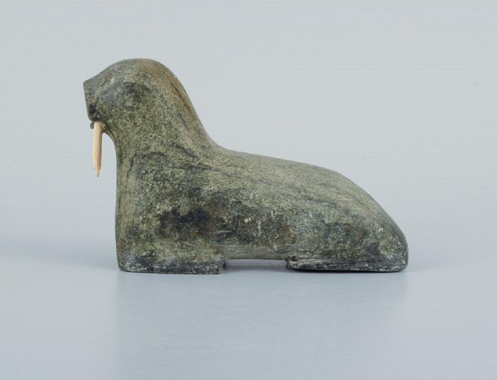 Greenlandica, figure of a walrus made of soapstone.
Approximately 1960/1970s.
In good condition, signs of use.
Dimensions: L 12.5 x D 4.0 x H 8.0 cm.