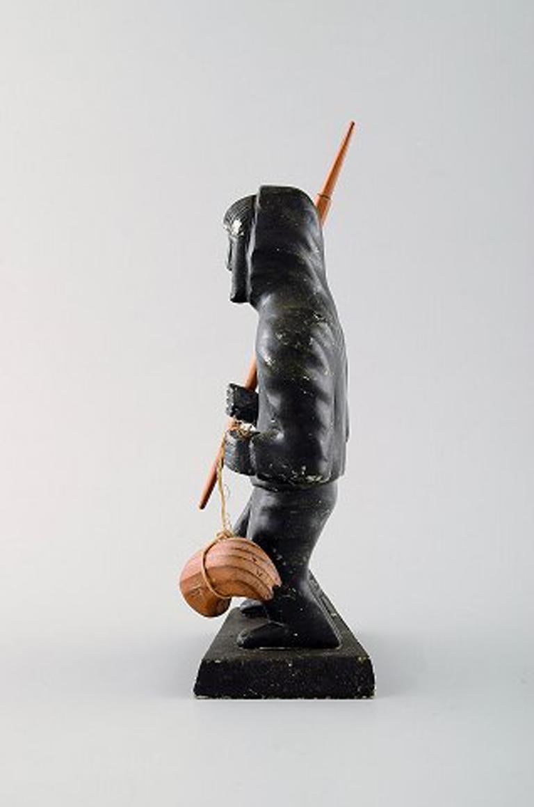 Groenlandica, figure d'attrapeur sculptée dans la pierre à savon.
Signé 