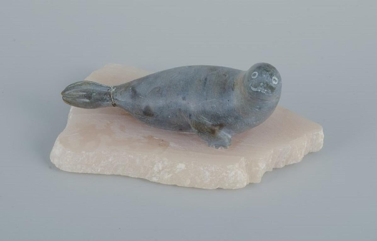 Greenlandica, five figures. Polar bear, seal and three Inuits.
Four figurines in soapstone and a ceramic piggy bank (polar bear).
Mid-20th century.
In good condition. All figures with minor defects, chips and restorations.
Dark figure measures:
