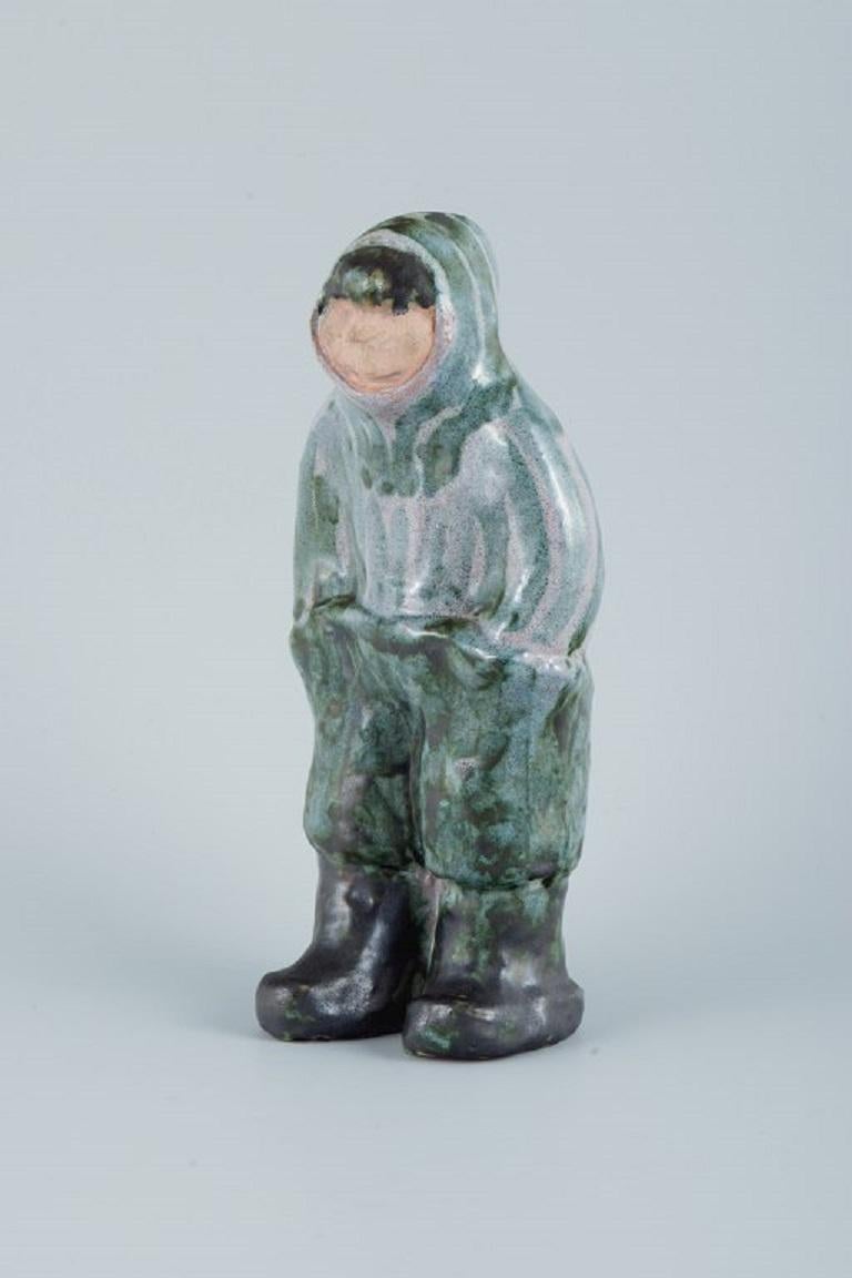 Artisanat Greenlandica. Figure unique en grès peinte à la main, Inuit dans des vêtements traditionnels en vente