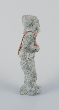 Greenlandica, vecchio cacciatore con una foca sulla schiena, scultura in pietra ollare.