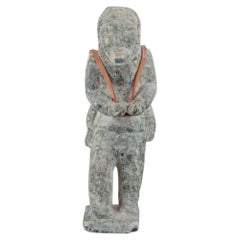 Groenlandica, viejo cazador con una foca a la espalda, escultura en esteatita.
