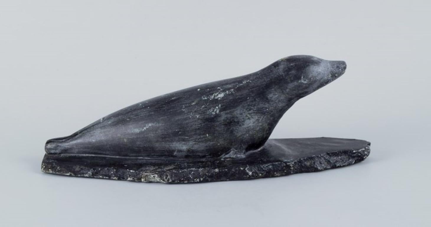 Greenlandica, Ortôrak, large sculpture of a lying seal made of soapstone.
In good condition with signs of use.
Signed and dated 82.
Dimensions: Length 30.0 x Hight 10.0 cm x depth 10.0 cm.
Soapstone - also known as Steatite - is a metamorphic rock