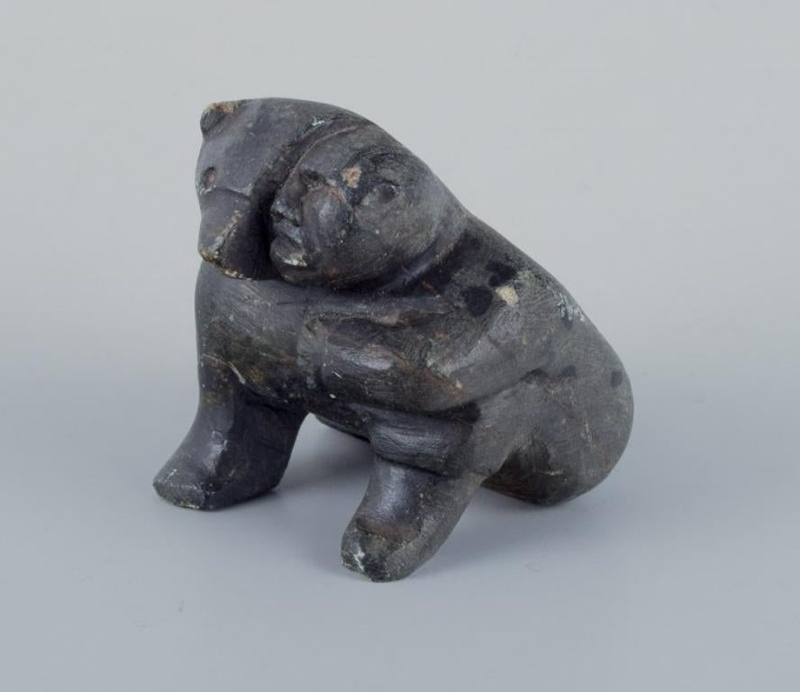 Greenlandica, small sculpture in soapstone. Polar bear and hunter.
Greenland mid-20th century.
In good condition, with a few small chips.
Dimensions: L 8.0 cm x W 4.7 cm x H 5.0 cm.
Soapstone - also known as Steatite - is a metamorphic rock that