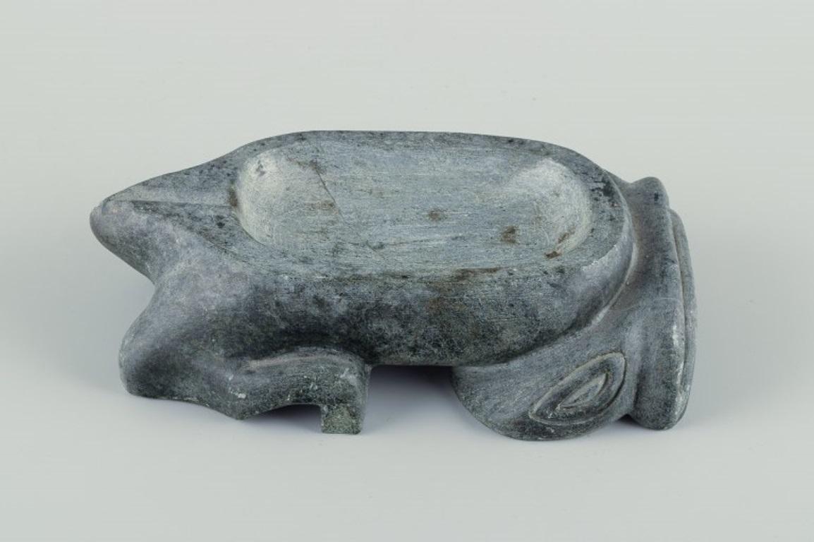 Arte popolare Greenlandica, scultura in pietra ollare. Ciotola a forma di creatura mitica in vendita