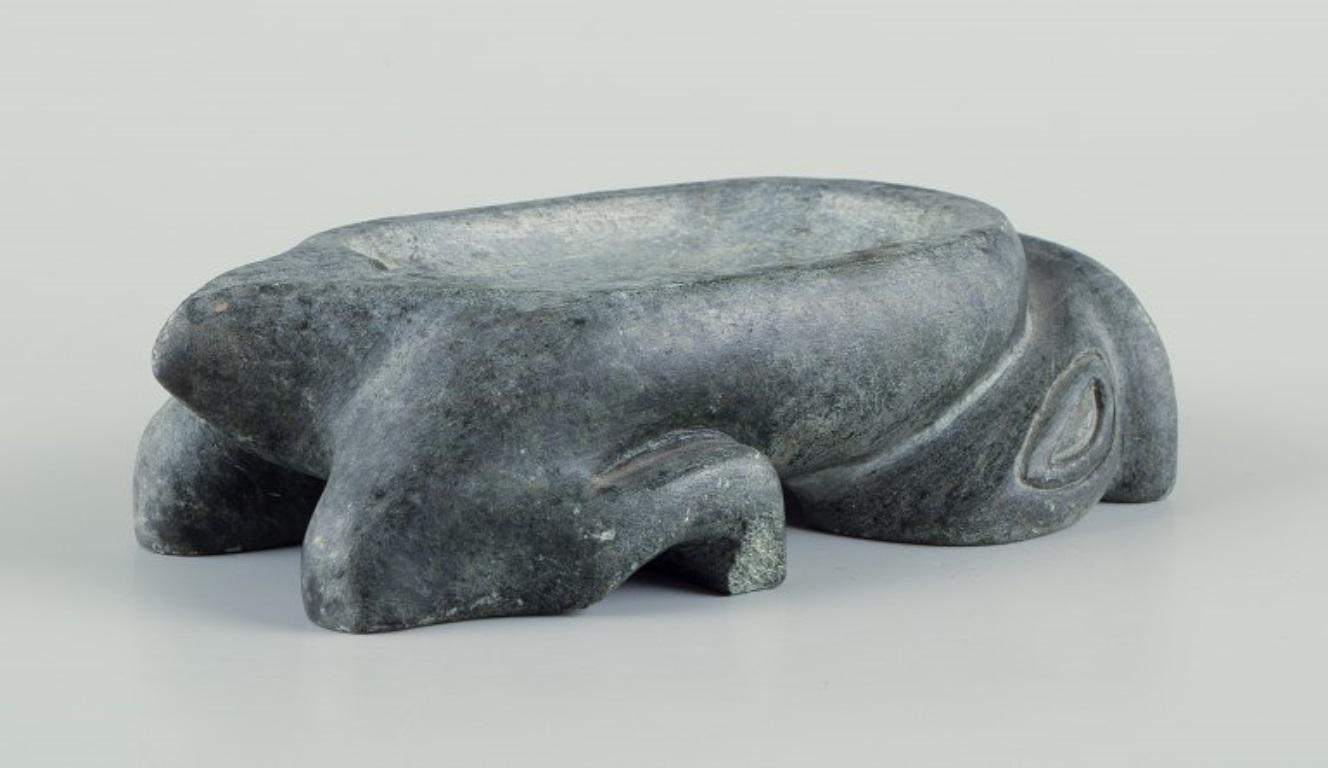 Metà XX secolo Greenlandica, scultura in pietra ollare. Ciotola a forma di creatura mitica in vendita