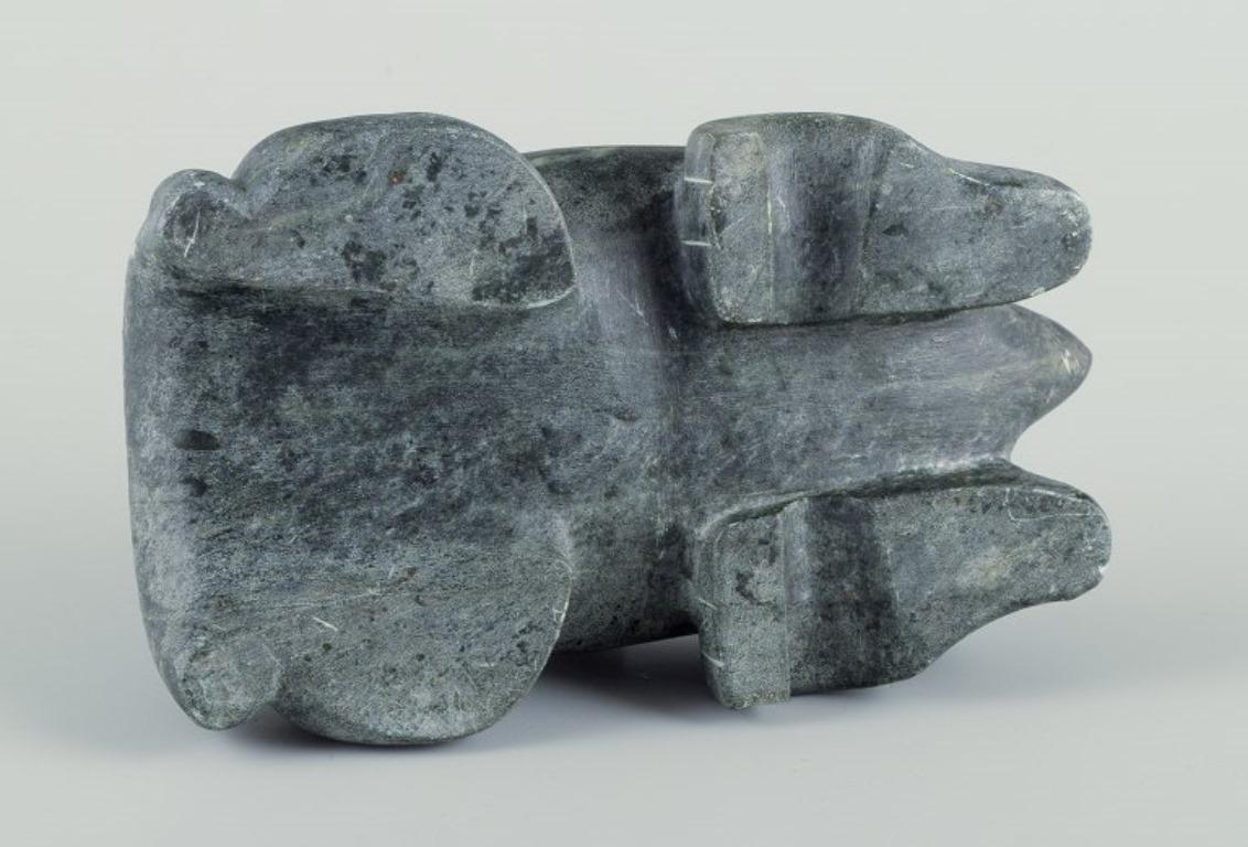 Greenlandica, scultura in pietra ollare. Ciotola a forma di creatura mitica in vendita 1