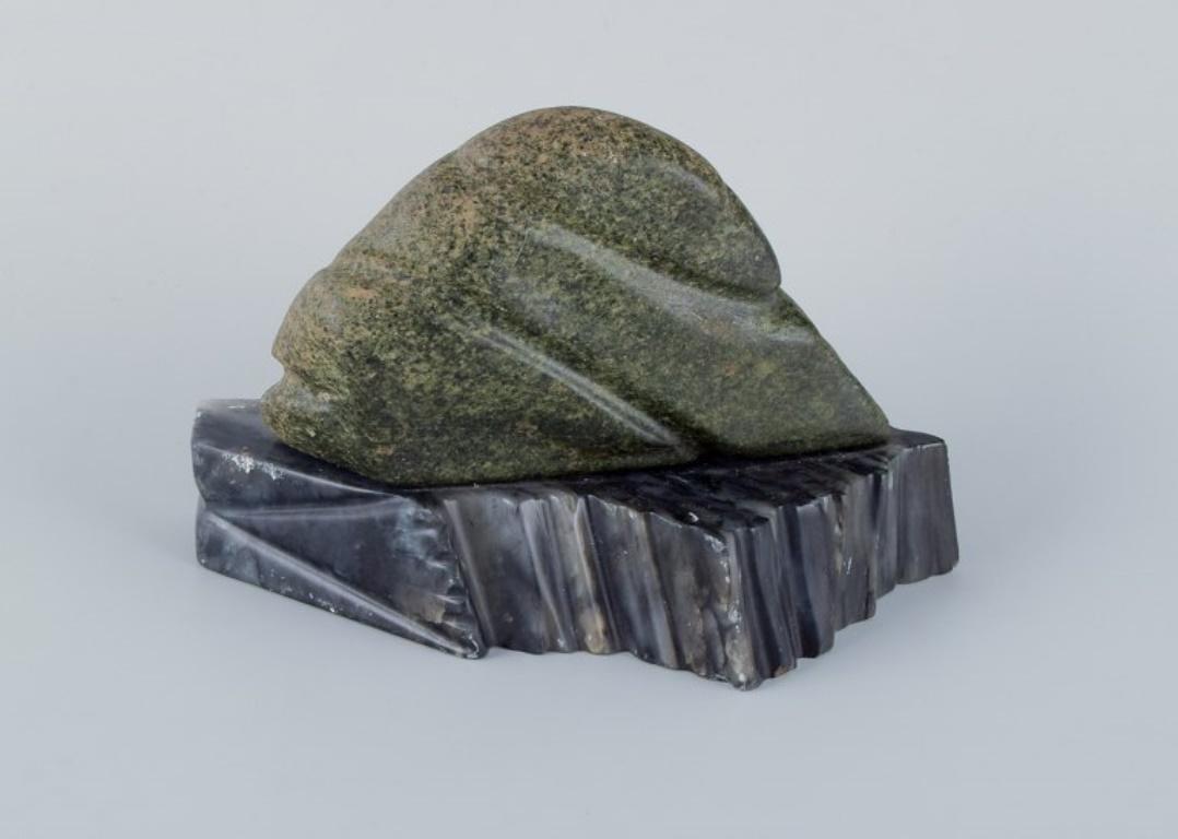 Greenlandica, scultura in pietra ollare su base di marmo. Groenlandia.
Metà del XX secolo.
In ottime condizioni.
Dimensioni: L 20,0 cm x H 13,0 cm x L 7,0 cm.
La pietra ollare, nota anche come steatite, è una roccia metamorfica composta