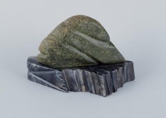 Greenlandica, scultura in pietra ollare su base di marmo. Metà del XX secolo.