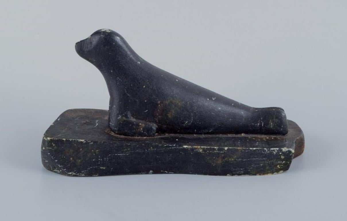 Greenlandica, Taki Petersen, lying seal in soapstone.
In excellent condition with signs of use.
Signed and dated 77.
Dimensions: L 19.0 cm x W 7.5 cm x H 9.5 cm.