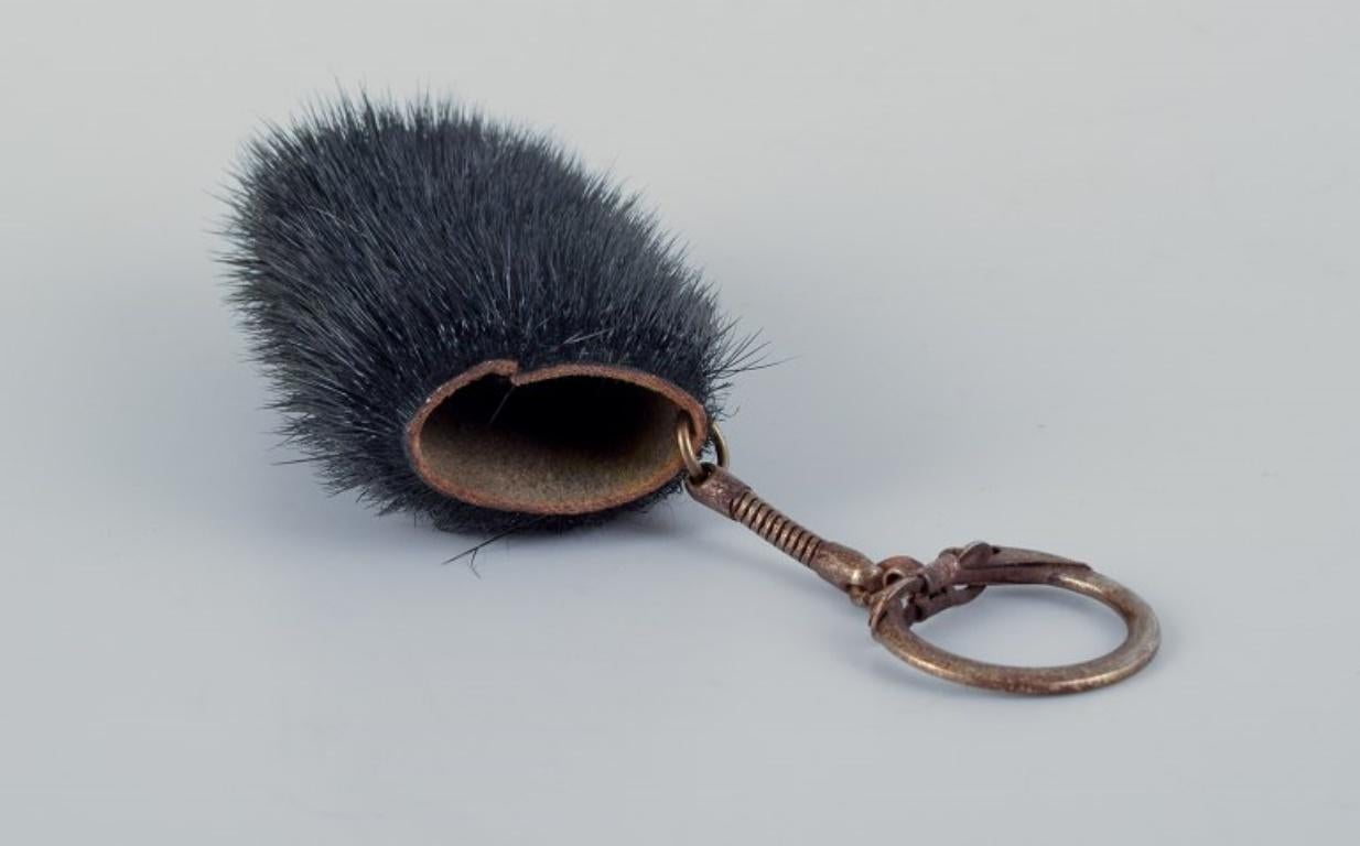 20ième siècle Greenlandica, trois morceaux de pierre à savon et une pochette noire avec un porte-clés.  en vente