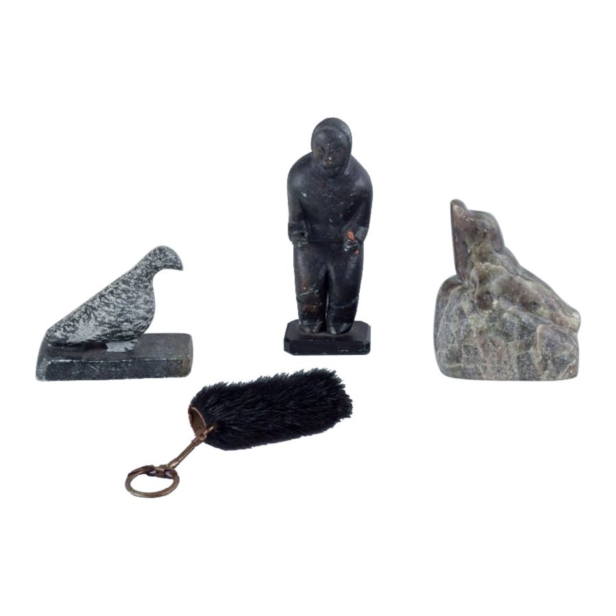 Groenlandia, tres piezas de piedra jabón y una bolsa negra con llavero.