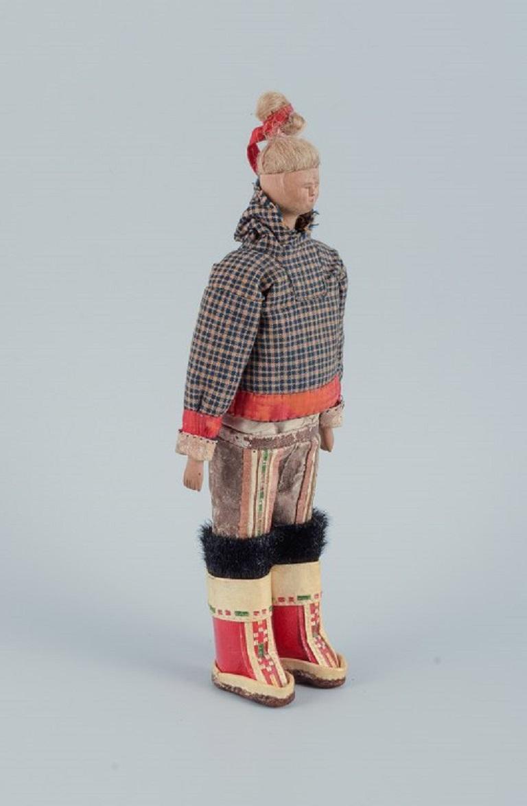Greenlandica. Woman wearing Greenlandic dress. Made of wood and fabric.
Approx. 1960s/70s.
In perfect condition.
Dimensions: W 9.0 x H 29.0 cm.