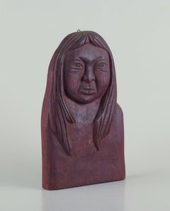Greenlandica, relieve en madera de una mujer groenlandesa. Artesanía groenlandesa.