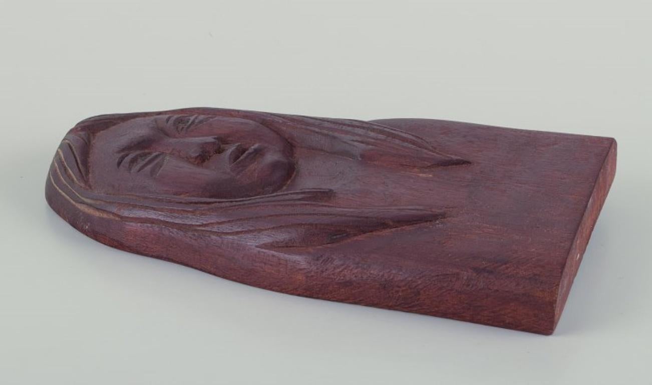 Metà XX secolo Greenlandica, rilievo in legno di una donna groenlandese. Artigianato groenlandese. in vendita