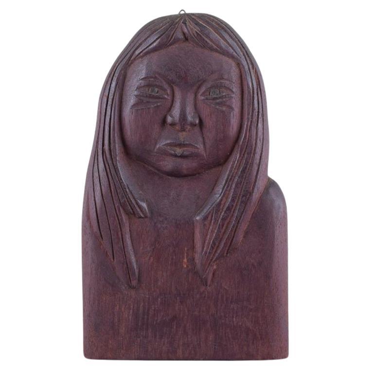 Greenlandica, rilievo in legno di una donna groenlandese. Artigianato groenlandese. in vendita