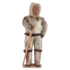 Greenlandica. Hölzerne Figur. Inuit in traditioneller Kleidung. Ca. 1960er/70er Jahre. 