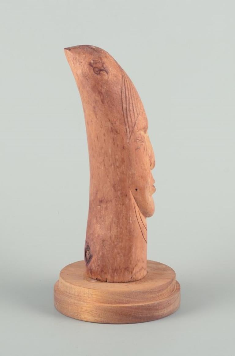 Greenlandica, sculpture en bois d'une figure masculine.
Artisanat groenlandais. Sculptée à la main.
Signé ZA et daté '66 (1966).
En parfait état.
Dimensions : H 21,0 cm x P 10,0 cm : H 21,0 cm x D 10,0 cm.