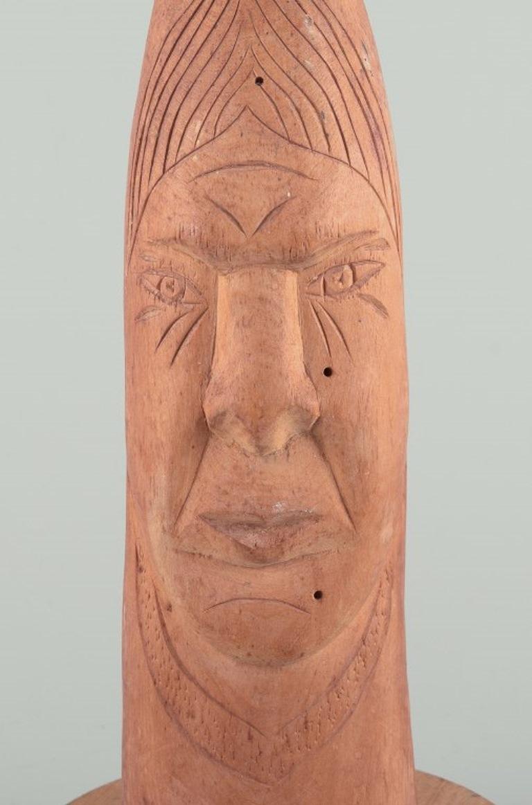 Milieu du XXe siècle Greenlandica, sculpture en bois d'une figure masculine. Artisanat groenlandais. en vente