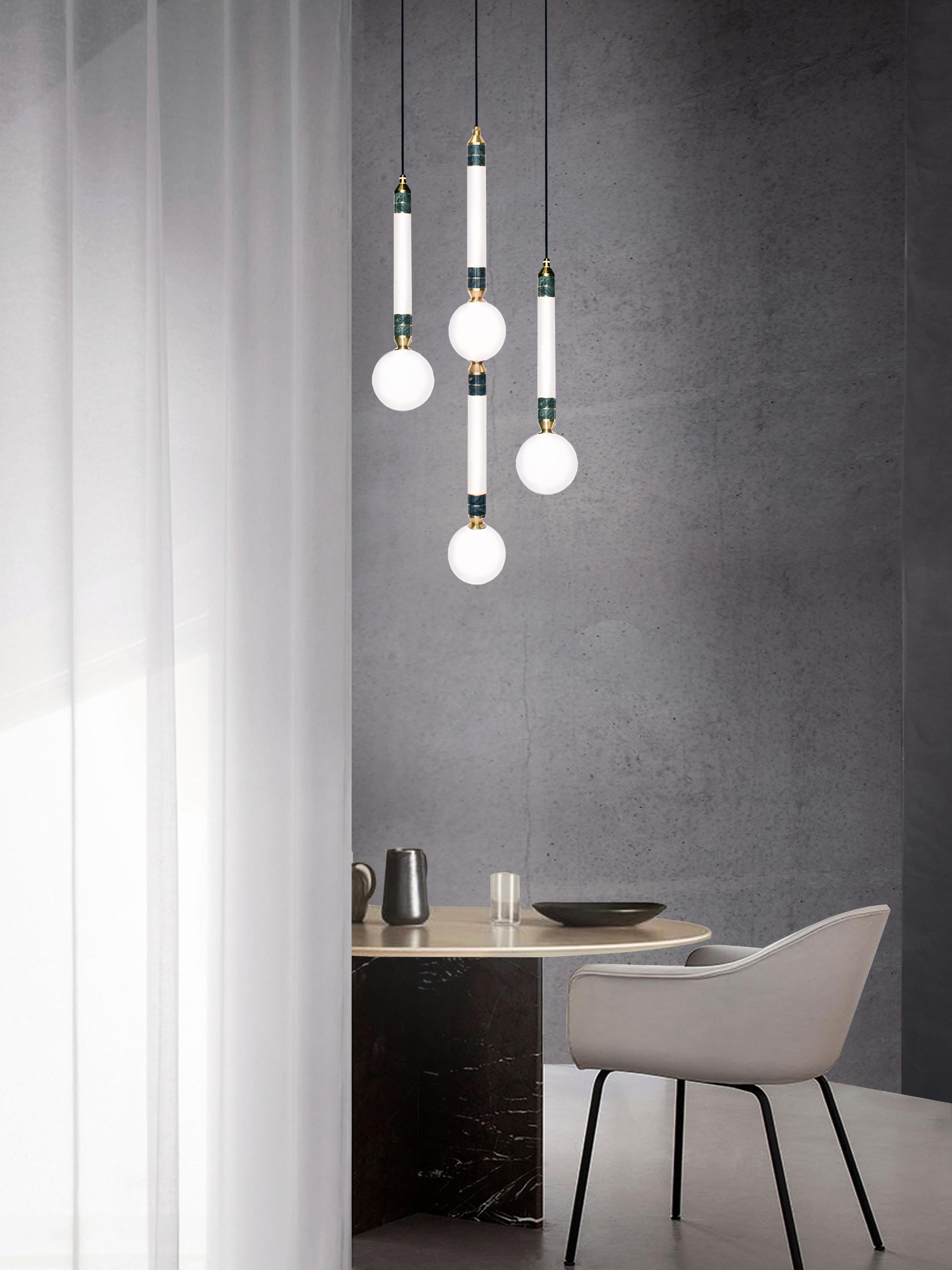 Moderno 'Greenstone 3-Piece' di Marc Wood. Marmo, vetro opalino e dettagli in ottone. in vendita