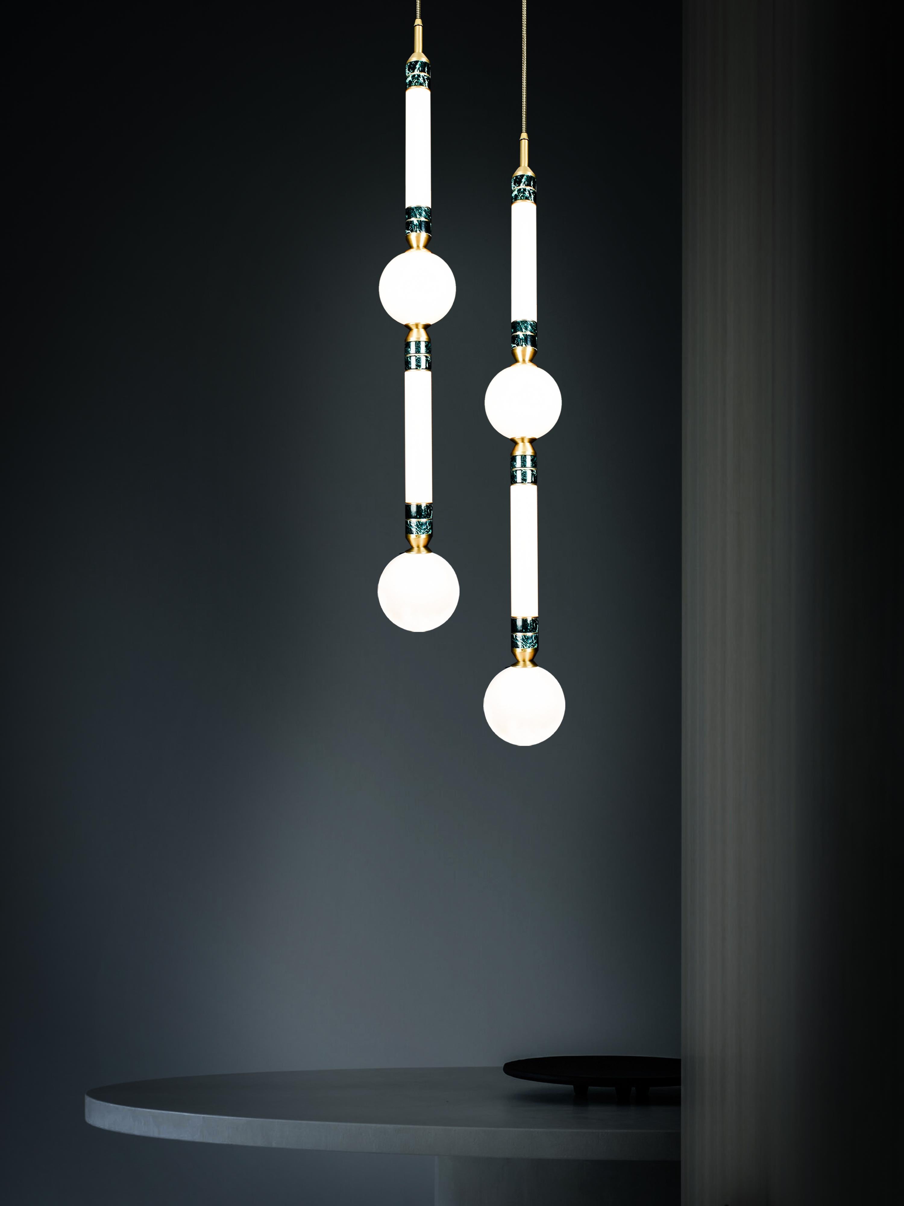 Moderno Lampada a sospensione Greenstone - Large' di Marc Wood. Marmo, vetro opalino e ottone in vendita