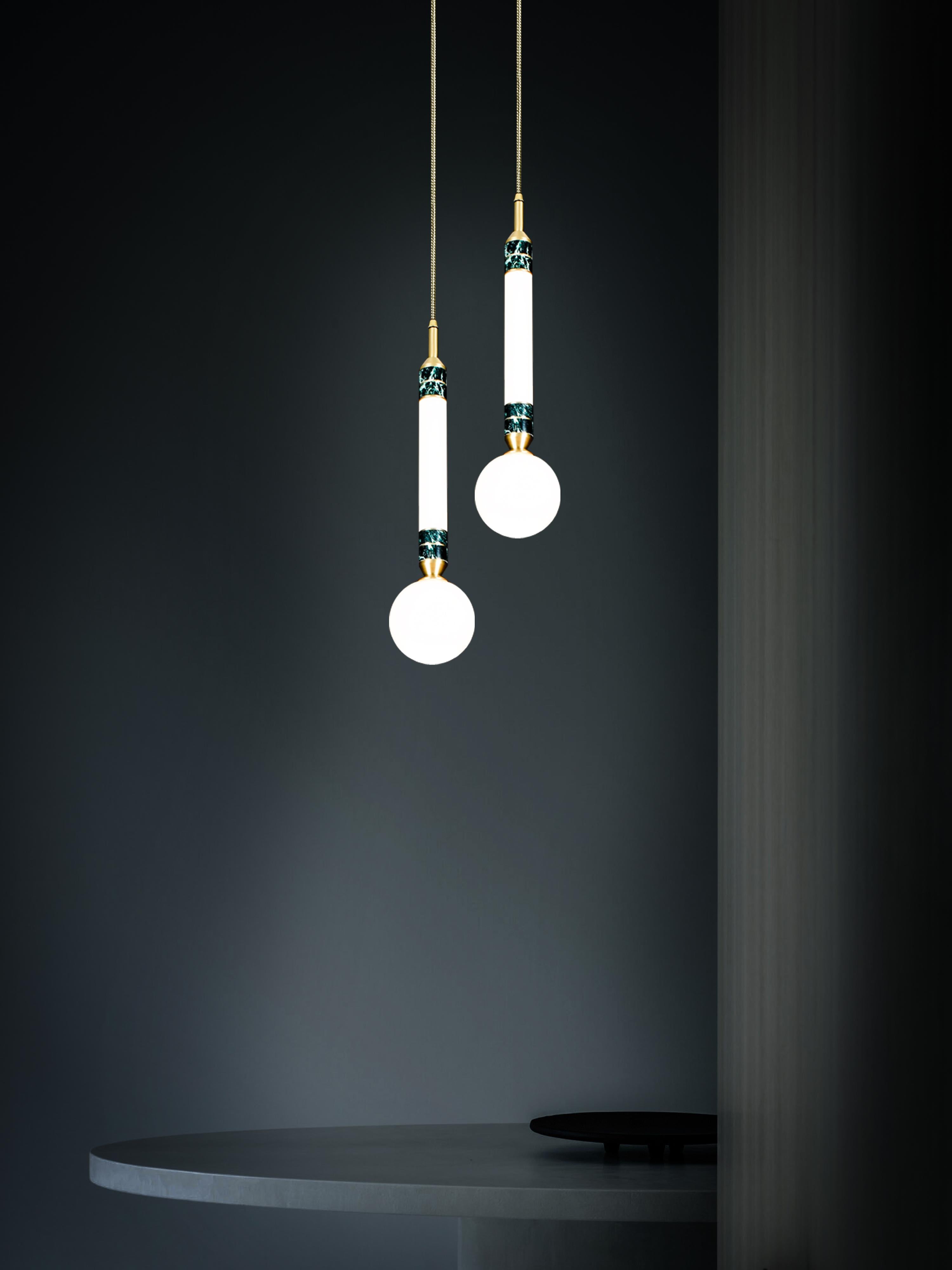 Moderno Lampada a sospensione Greenstone - Small' di Marc Wood. Marmo, vetro opalino e ottone. in vendita
