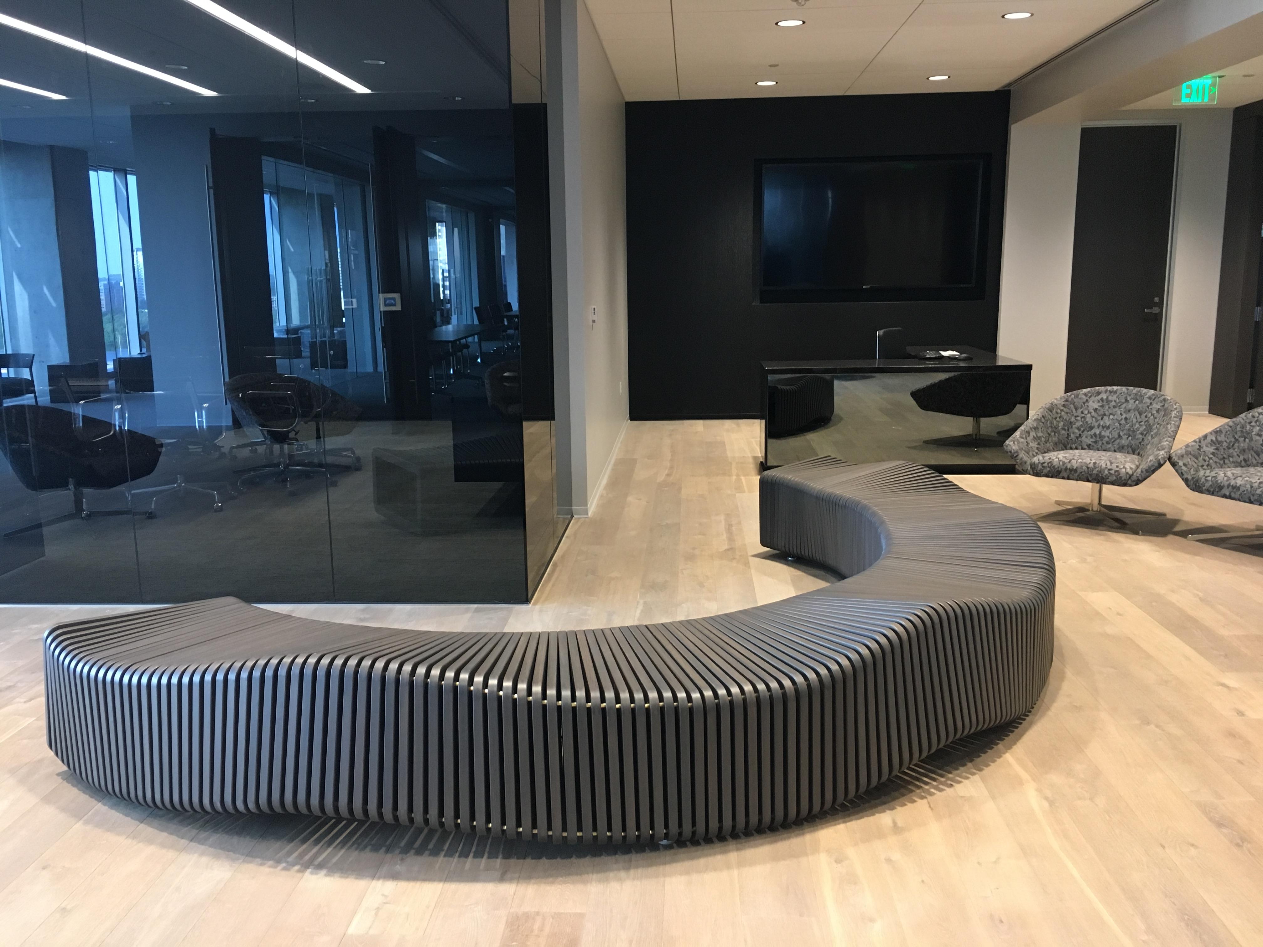 Circular undulating wooden Greenwater Bench In New Condition For Sale In New York, NY