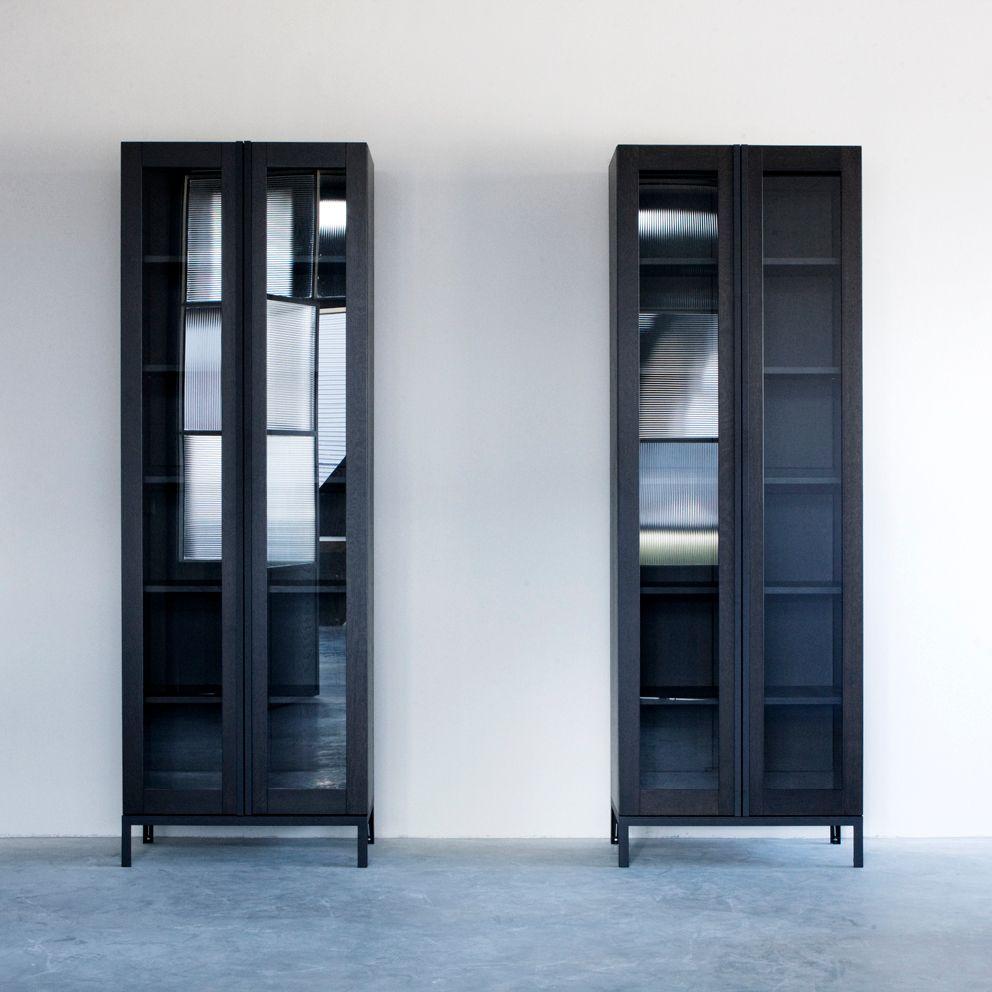 Postmoderne Meuble de rangement coulissant avec portes en verre de Van Rossum en vente