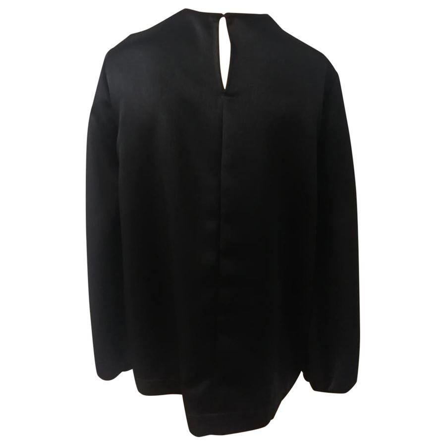 Poliéster Color negro Manga larga Cuello redondo Longitud total cm 68 (26,77 pulgadas) Hombros cm 40 (15,7 pulgadas)
