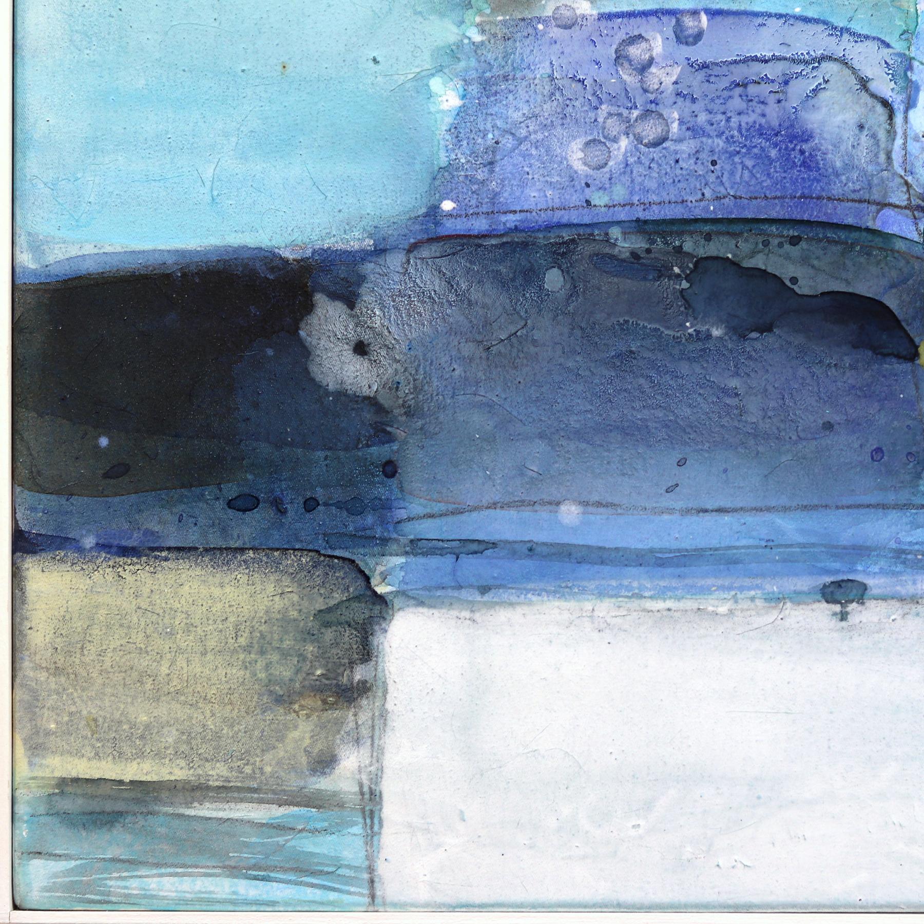 Lago de montaña - Paisaje abstracto en capas de color azul en venta 2