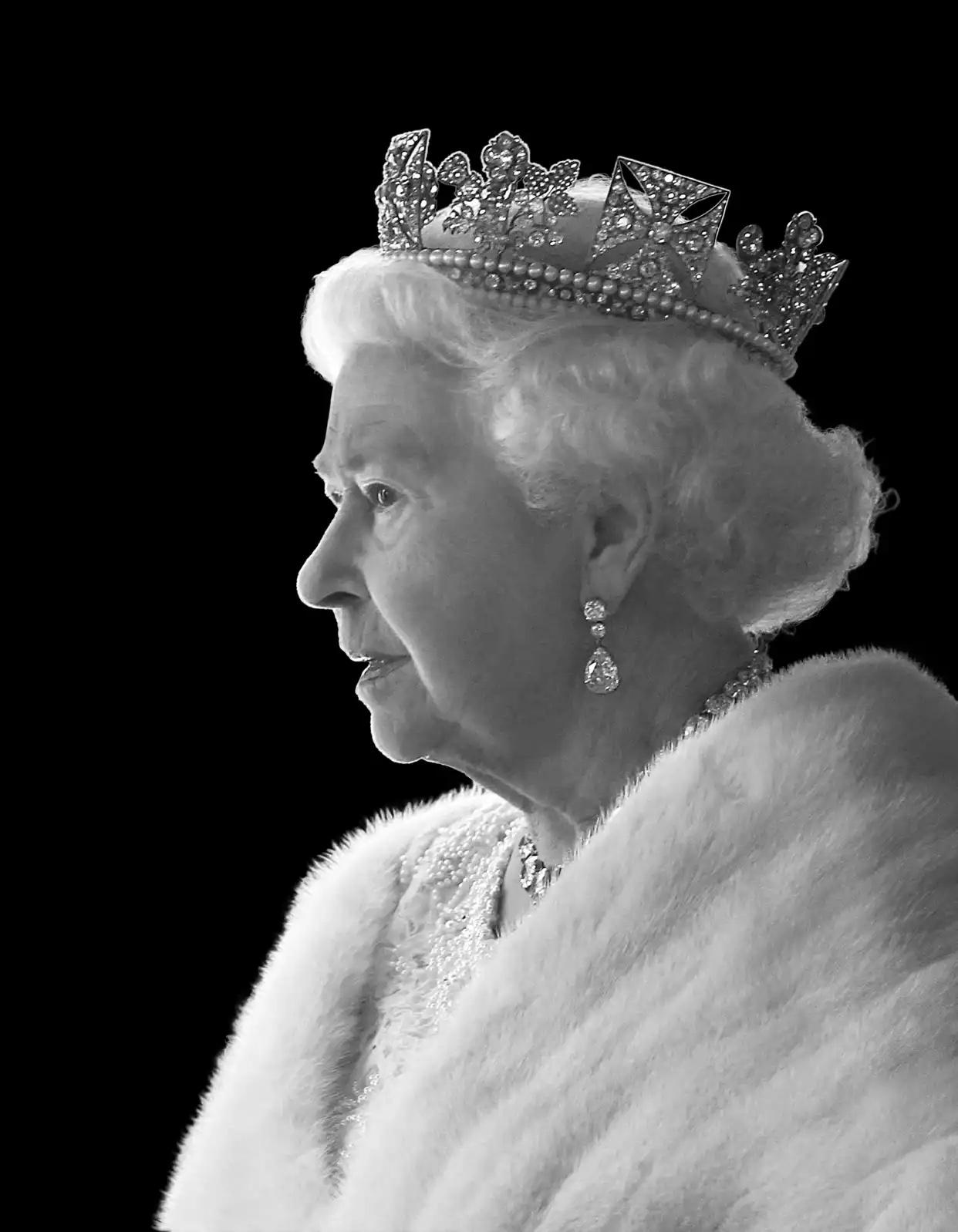 Greg Brennan Black and White Photograph – Majestät Königin Elisabeth II.