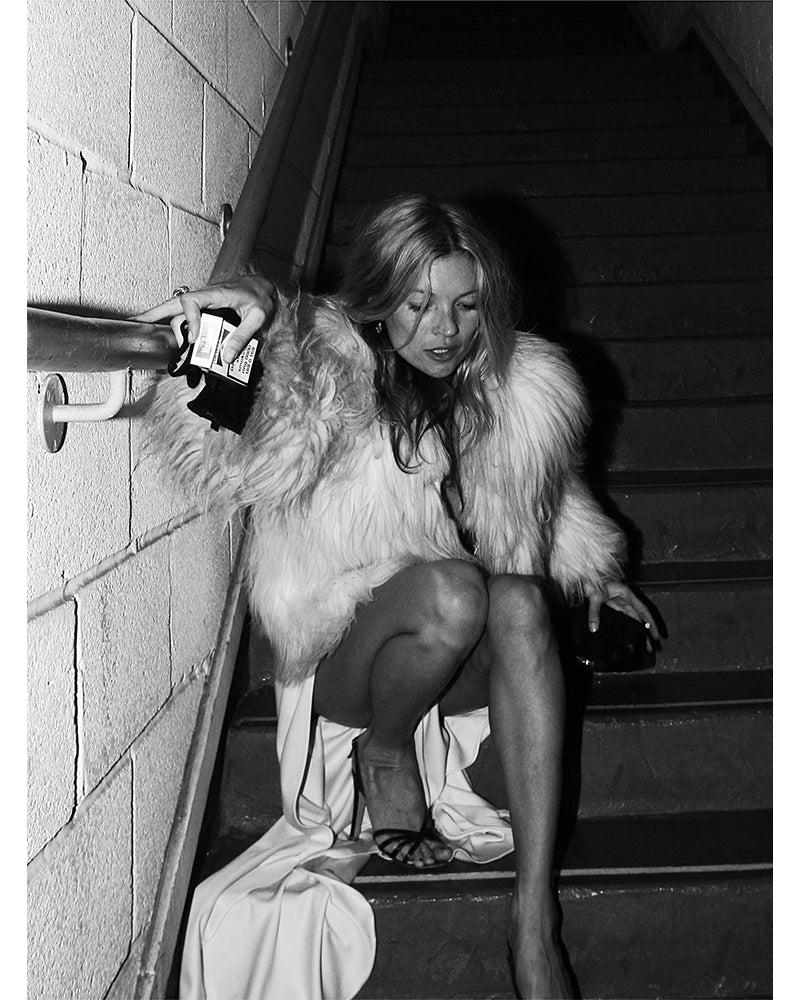 Black and White Photograph Greg Brennan - Kate Moss à l'entrepôt Donmar de Covent Garden, Londres