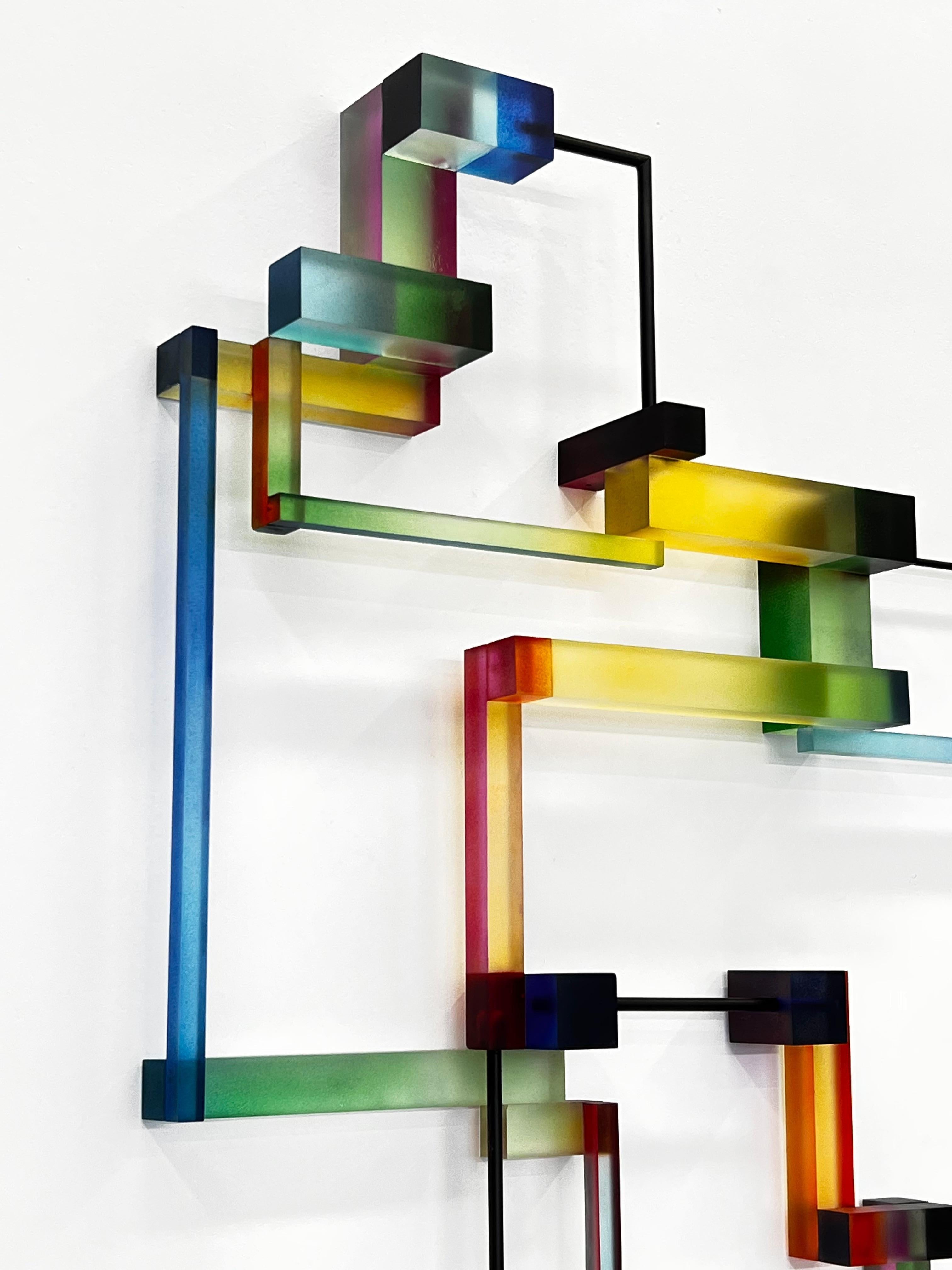 Greg Chann crée des sculptures géométriques abstraites contemporaines. Ses constructions sont des systèmes complexes entrelacés d'éléments physiques variant en taille, en matériau et en couleur. Ces éléments sont réunis en une multitude de points,