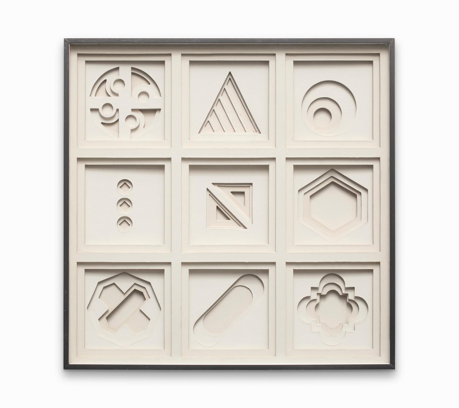 Neun einzigartige dreidimensionale, mehrschichtige abstrakte strukturelle und architektonische Formen füllen den Rahmen, wobei die durch die Schichtung geworfenen Schatten noch interessanter wirken. Greg Copeland war der Meister dieser modernen