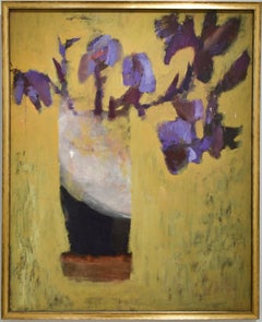 Irises : Peinture de nature morte abstraite de fleurs violettes sur fond jaune foncé