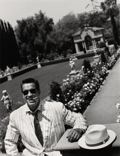 Arnold Schwarzenegger dans le jardin, contemporain, célébrités, photographie